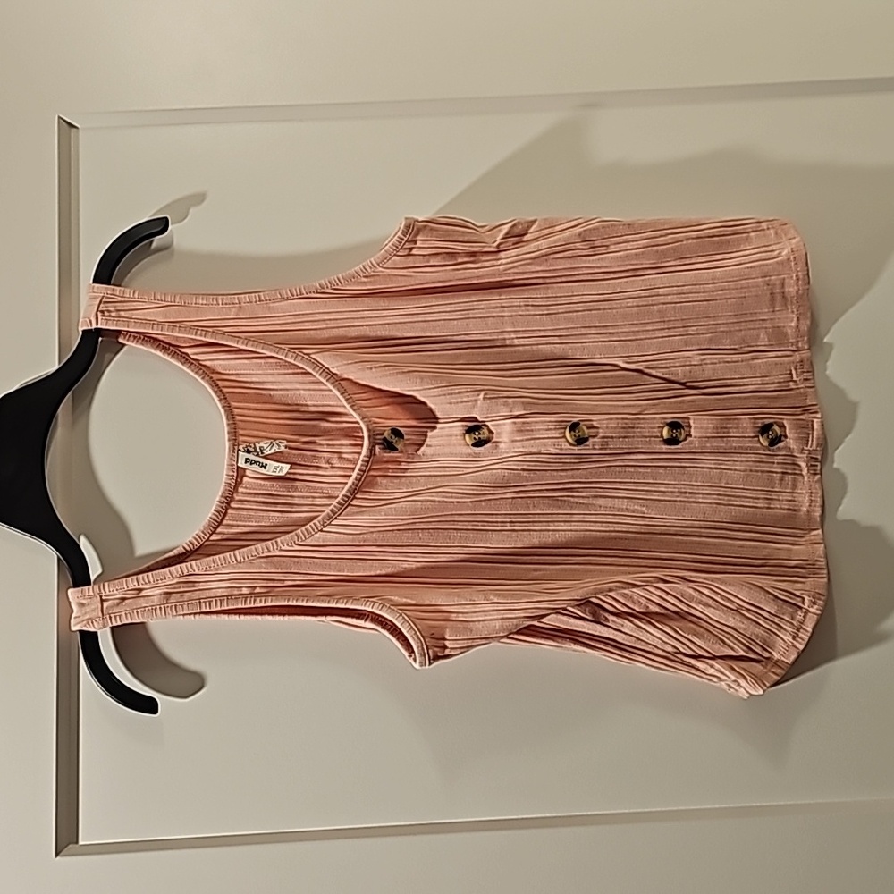 Mudd Button Accent Top